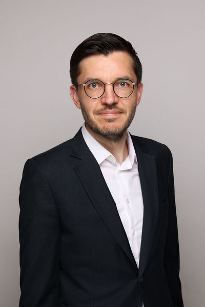 Christopher Knöll, Vice President Services DACH bei aDvens: „Neben aktuellen Compliance-Themen wie NIS2 oder DORA und nachgelagerten Aktivitäten wie zum Beispiel Threat Led Pentesting arbeiten viele CISOs verstärkt an der Neuausrichtung ihrer Organisationen im Bereich des Vulnerability Managements. Ein vielversprechender Ansatz ist hier Continous Threat Exposure Management, bei dem Risken und Auswirkungen auf den Geschäftsbetrieb stärker in den Fokus genommen werden, indem ausnutzbare Schwachstellen mit erkannten Assets und deren Risikobewertung verknüpft werden.“ (Bild: aDvens)