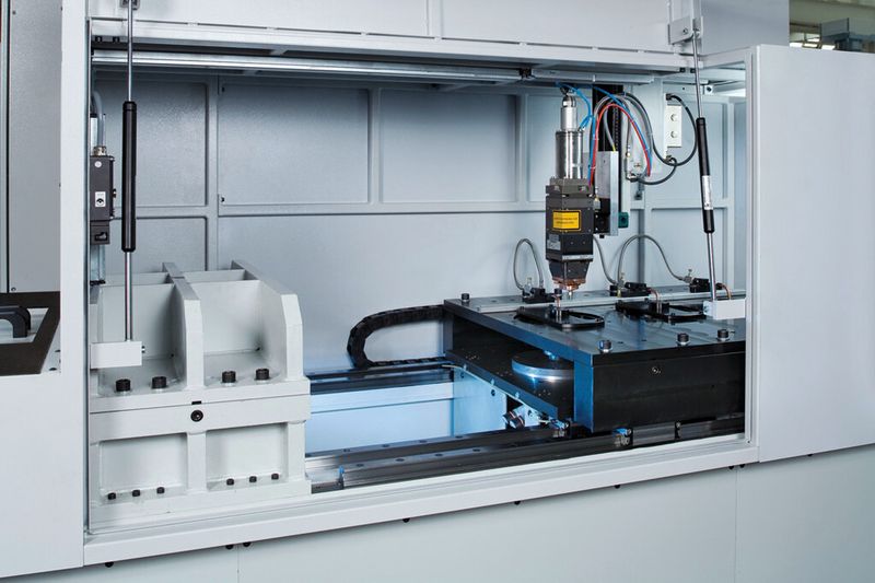In der Laserschweißmaschine ELC 160 werden Zahnräder an bis zu drei Stationen erwärmt, gefügt und lasergeschweißt. (Bild: Emag)