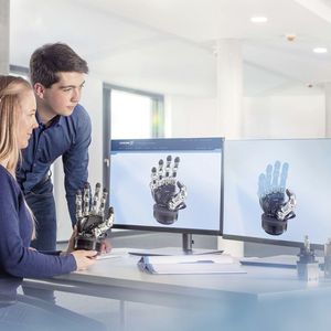 In der Assistenz- und Servicerobotik eröffnet die SVH 5-Fingerhand vielfältige Möglichkeiten. 