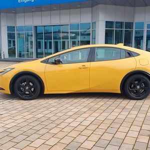 2. Die Abmessungen: Während die meisten Fahrzeuge bei einem Generationswechsel zulegen, ist die fünfte Prius-Generation im Vergleich zum Vorgänger um satte fünf Zentimeter geschrumpft. Gleiches gilt für die Höhe des Fahrzeugs. (Bild:  Mauritz – VCG)