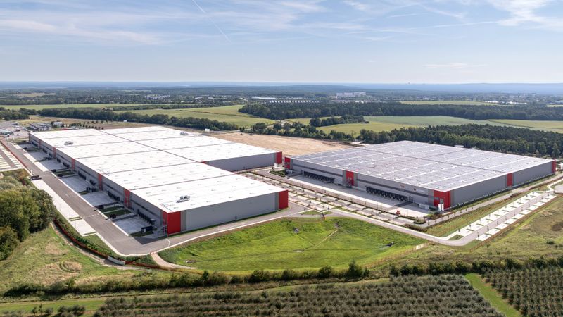 Mit dem Log Plaza Frankfurt (Oder) entsteht ein großflächiger Sandort mit mehreren Hallenkomplexen, die auf die Anforderungen moderner Logistikprozesse ausgelegt sind.    (Bild:  Osmab Holding AG)