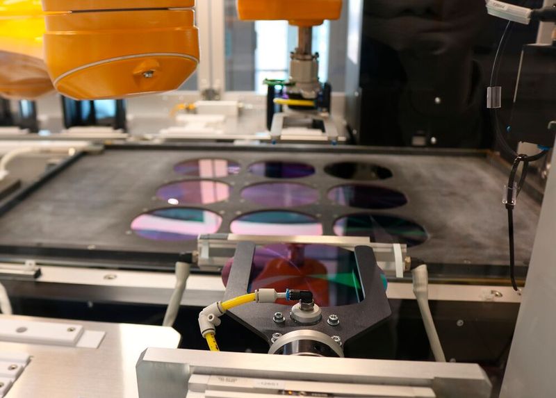 Für das Drehen beidseitig zu beschichtender Solarzellen ist eine Flippstation in das Handlingsystem integriert.  (Bild: Azur Space Solar Power)