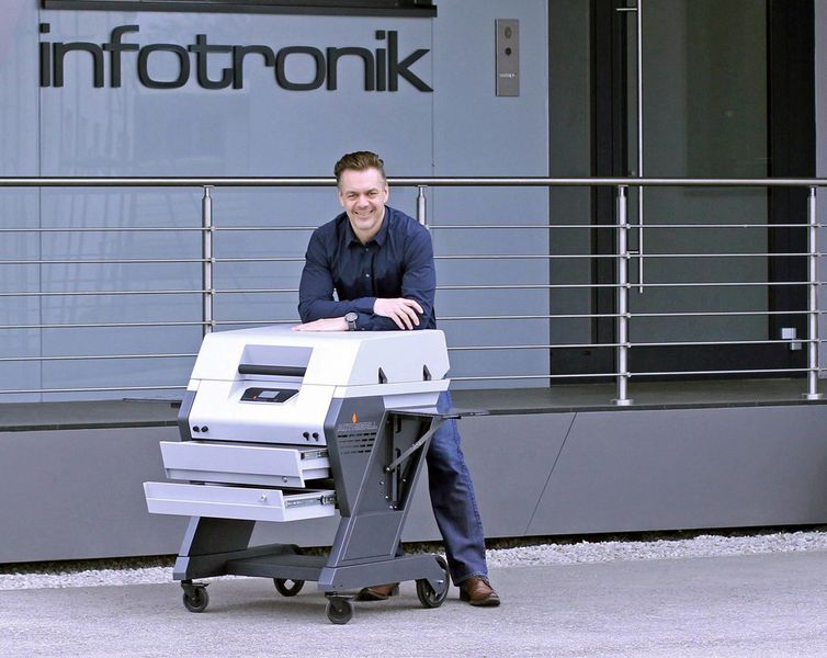 Grillen mal anders! Der Niederösterreicher Martin Unger (43) hat mit seinem Unternehmen Infotronik den weltweit ersten Kohlegrill konstruiert, der über ein Touchdisplay am Grillgerät oder über eine App am Smartphone gesteuert und überwacht werden kann. Für seinen innovativen Grill, der unter dem Namen „Activegrill“ vermarktet wird, erhielt Unger bereits eine internationale Auszeichnung. Das Grill- und Barbecuemagazin Fire & Food verlieh im Rahmen des Internationalen Barbecue Awards eine Goldmedaille für den ersten Platz in der Kategorie Grillgeräte. Je nach Ausstattung beträgt der Kaufpreis zwischen 5.800 und 7.400 Euro. (www.infotronik.at)