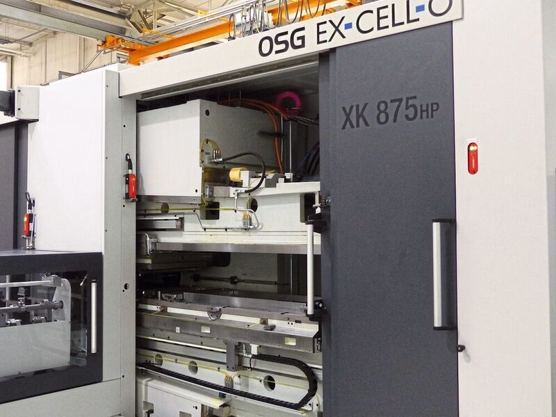 In Kaltwalz-Maschinen 
XK 875 HP von OSG EX-CELL-O dienen spezielle Führungselemente dazu, die Konizität des Werkzeugträgers einzustellen und damit einen Härteverzug zu kompensieren. (OSG)