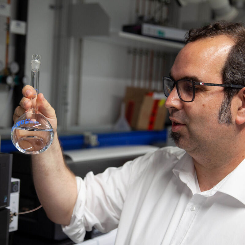 Der Jenaer Wissenschaftler Dr. Patrick Bräutigam untersucht Wasserproben.