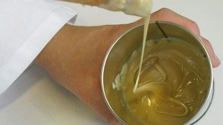 Dieser Klebstoff basiert auf dem nachwachsenden Rohstoff Polymilchsäure. (Bild: Heike Holthausen, Westfälische Hochschule, Standort Recklinghausen)