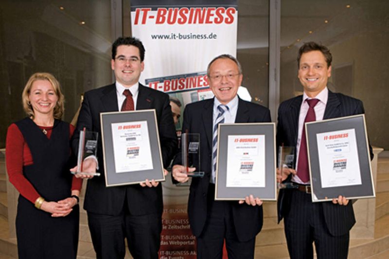 Die Top 3 Value-Added-Distributoren: Arne Hüsemann von Hexacom (li.) erhält den Gold-Award, Hermann Ramacher von ADN den Platin-Award und Marc Müller von Azlan den Silber-Award. (Archiv: Vogel Business Media)