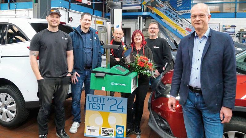 Übergabe des Scheinwerfereinstellgeräts (v.l.) mit Sascha Henning von Tec Motive, Dirk Wibben von Hella Gutmann, Falk, Brigitte und Thorsten Brunswicker mit Reiner Irlenbusch (Obermeister Innung Bergisches Land).(Bild:  Promotor)