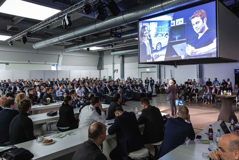 Das Vortragsprogramm fand in einer Art Arena statt. Die Ränge waren voll besetzt. (Stefan Bausewein)