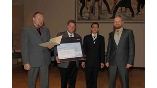 Die Preisträger (v. r.) Dr. Arne Roth und Sven Krieck erhielten die Fakultätspreise von Torsten Olschewski, Leiter Vertrieb, Service, Marketing bei Analytik Jena und dem Dekan der Chemisch-Geowissenschaftlichen Fakultät Prof. Dr. Gerd Buntkowsky.  (Bild: FSU Jena)