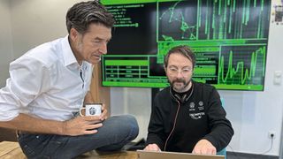 Christoph Haumann (l.), Geschäftsführer des Autohauses Trompeter, und der zertifizierte Hacker Björn Hering überprüfen auch regelmäßig die Sicherheit des eigenen Betriebs. (Bild: Autohaus Trompeter)