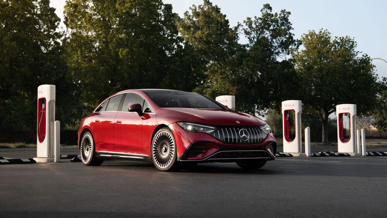 In den USA werden Fahrer elektrischer Mercedes-Modelle schon bald uneingeschränkt Supercharger von Tesla nutzen können.(Bild:  Mercedes-Benz)
