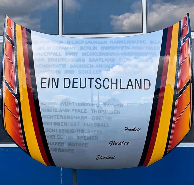 „Was Deutschland zu Deutschland macht“ von Sabine Bonatz, Fahrzeuglackierung Wrigge. (Bild: Messe Frankfurt)