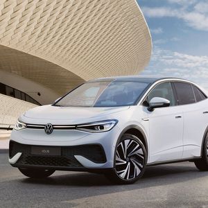 2025 kommen auch ein überarbeiteter ID 4 und im Anschluss die Coupé-Version ID 5 auf den Markt.(Bild:  Volkswagen)