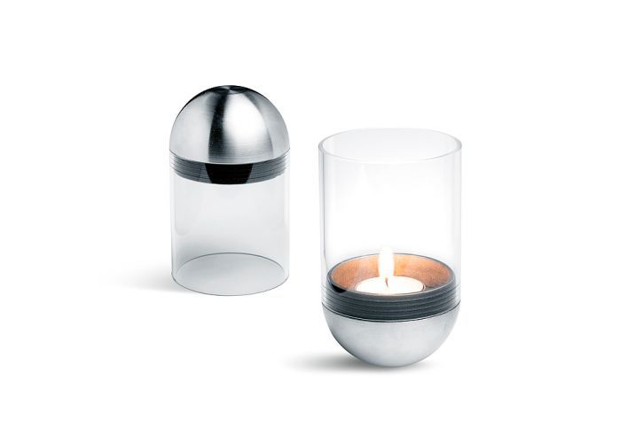 Red Dot Produktdesign 2018: Windlicht Gravity Candle von höfats, Deutschland: Das Windlicht Gravity Candle ist mit einer kardanisch gelagerten Kerzenhalterung versehen, wodurch die Kerze schwerkraftbedingt immer im Lot bleibt. Zum einfachen Anzünden der Kerze wird das Windlicht zur Seite geneigt. Zum Löschen kann es einfach umgedreht werden – die Flamme erlischt und muss nicht ausgepustet werden. Zudem ist die Kerze so vor Regen geschützt. Dank passendem Zubehör lässt sich das Windlicht auf einem Tisch, hängend oder auf einem Stab in einem Beet platzieren.  Begründung der Jury: Dieses Windlicht ist gründlich durchdacht und zeichnet sich durch eine ausgewogene Formensprache und einen komfortablen Gebrauch aus.  (Bild: Red Dot/höfats)