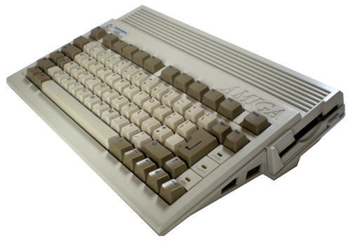 Der Amiga 600 war als Nachfolger des populären Amiga 500 konzipiert. Das Gerät, das nicht viel mehr Platz beanspruchte als eine konventionelle PC-Tastatur, gilt als einer der Totengräber der bis dahin in Europa erfolgreichen Amiga-Plattform. Das lag daran, dass das Betriebssystem Inkompatibilitäten mit dem Vorgänger aufwies und einige Spiele nicht mehr liefen. Zudem ließ sich der Computer überhaupt nicht mehr erweitern und wurde zu teuer verkauft. (Bild: Gemeinfrei)