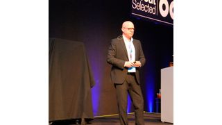 Armin Dürr, Technischer Leiter DACH bei Akzo Nobel kurz vor der Enthüllung das Paint Perform Air. (Wenz)