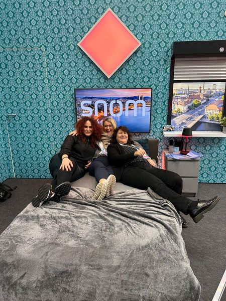 Da hat uns Heike Cantzler (r., snom) doch tatsächlich ins Bett bekommen. Das bequemste und witzigste Meeting auf der ISE. (Bild: Vogel IT-Medien)