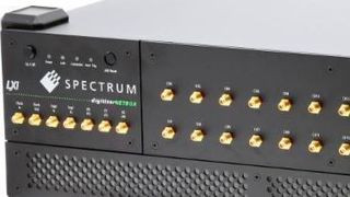Die Wahl der Forscher fiel auf die DN6.221-12 digitizerNETBOX von Spectrum Instrumentation. Das Stand-Alone-Gerät löste in Japan alle Probleme: 12 komplett synchrone Kanäle, jeder mit 1,25 GS/s und damit 800 Pikosekunden zeitlicher Auflösung. (Spectrum Instrumentation)