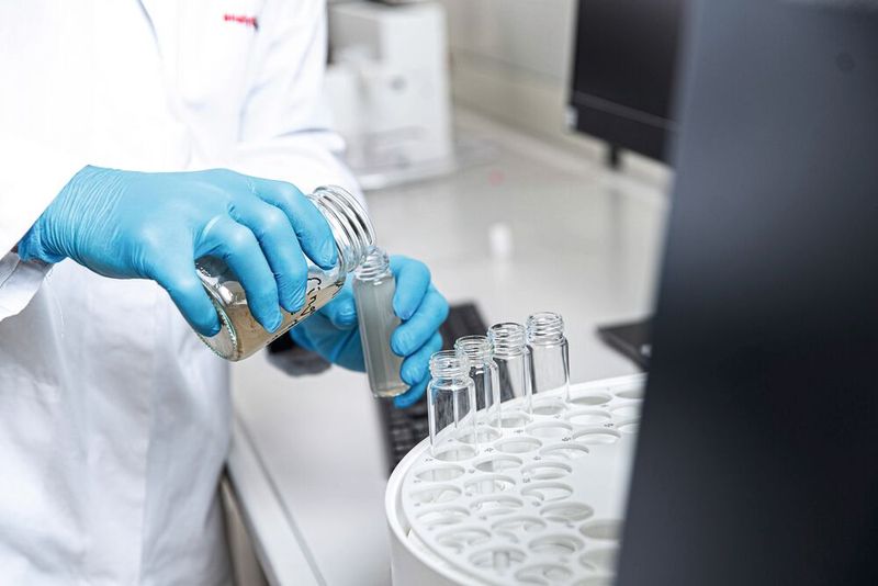 Proben für die TOC-Analytik abfüllen (Bild: Analytik Jena)