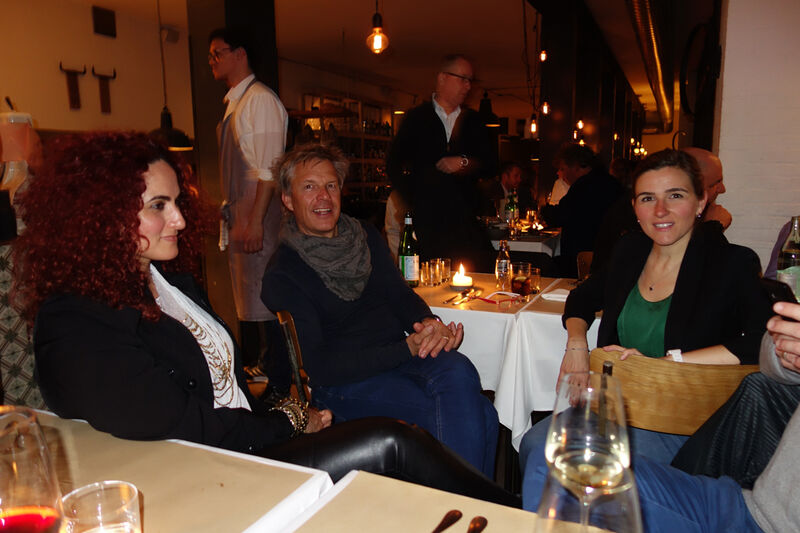 (v. l.) Besa Agaj, IT-BUSINESS, Dirk Roedel, simply orange, und Angelina Schachtner, WD, warten auf den Nachtisch. (Bild: IT-BUSINESS)