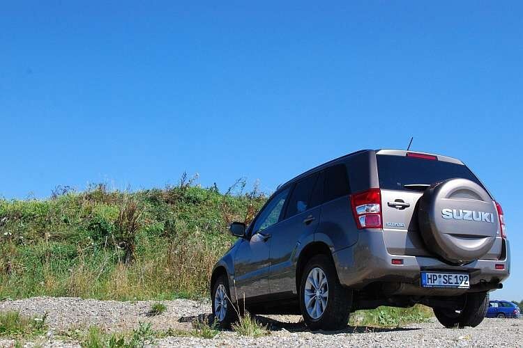 Doch wenn es auf befestigten Straßen zur Sache geht, ist der Grand Vitara seinen moderneren Konkurrenten deutlich unterlegen. (Foto: Rosenow)