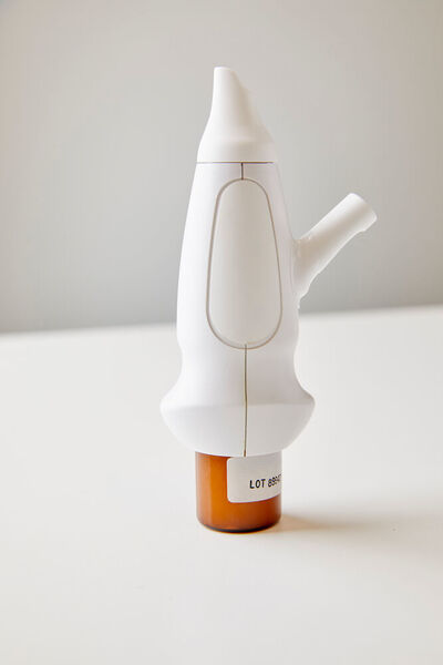 Die Erfindung besteht aus einem beweglichen Mundstück und einem speziell geformten verschließenden Nasenstück. Die Luft strömt durch ein Nasenloch ein und durch das andere aus. So ist das Risiko einer Inhalation in die Lunge ausgeschlossen und das Medikament wird tief in die Zielbereiche in der Nasenhöhle geleitet.  (EPA)