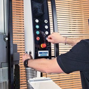 Hohe Bediensicherheit: Durch die Zweihandbedienung ist eine Verletzungsgefahr während des Positioniervorgangs ausgeschlossen. Die integrierte digitale Siko-Messanzeige MA502 beruht auf einem magnetischen Messprinzip und ist damit für raue Umgebungen wie die Holzverarbeitung dank ihrer Robustheit und Langlebigkeit bestens geeignet.(Bild:  Striebig AG)