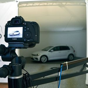 Ausgeklügelte Technik ermöglicht 360-Grad-Aufnahmen der Gebrauchtwagen.(Bild:  Achter)