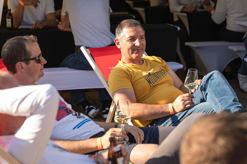 Steckverbinderkongress 2022: Das Get together am 4. Juli 2022 und die Abendveranstaltung am 5. Juli 2022 auf dem Vogel-Campus boten viele Gelegenheiten sich in entspannter Atmosphäre auszutauschen und zu netzwerken. Schon so manches Projekt nahm hier seinen Anfang. (Bild: Elektronikpraxis)