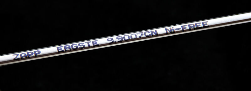 Stabstahl mit 5 mm Durchmesser: Bei dem Werkstoff Ergste 9.9007 CN sorgt Stickstoff dafür, dass die Anforderungen für den Einsatz als Implantatwerkstoff erfüllt werden. (Bild: Zapp)
