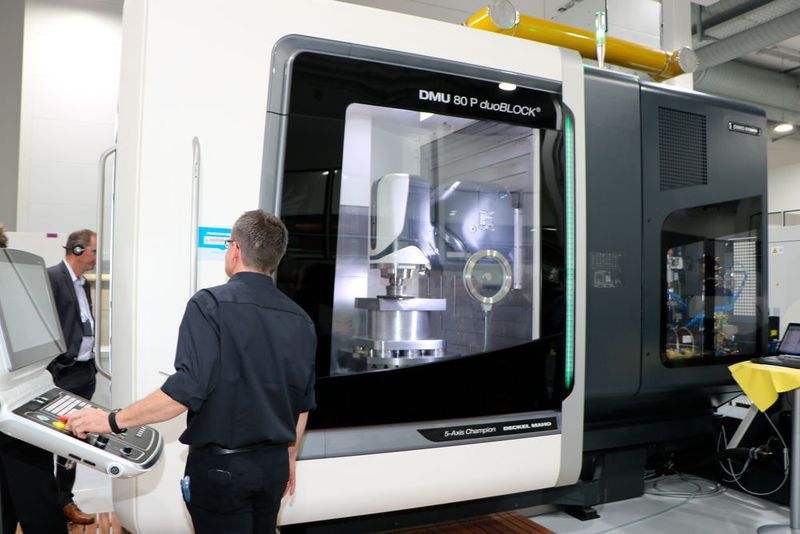 Vorführungen an einer DMU 80 P Duo Block, einer Universal-Fräsmaschine für die 5-Achs-Bearbeitung. (Sonnenberg)