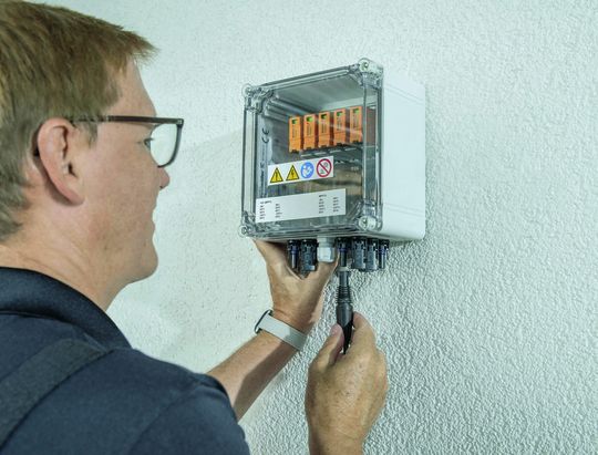 Bild 1: Mit den  geringen Abmaßen von nur 200 x 200 x 132 mm finden die GAK auch unter dem Dach in der kleinsten Ecke Platz. Die Varianten mit WM4C-Steckverbindern können besonders schnell und einfach installiert werden.(Bild:  © Weidmüller)