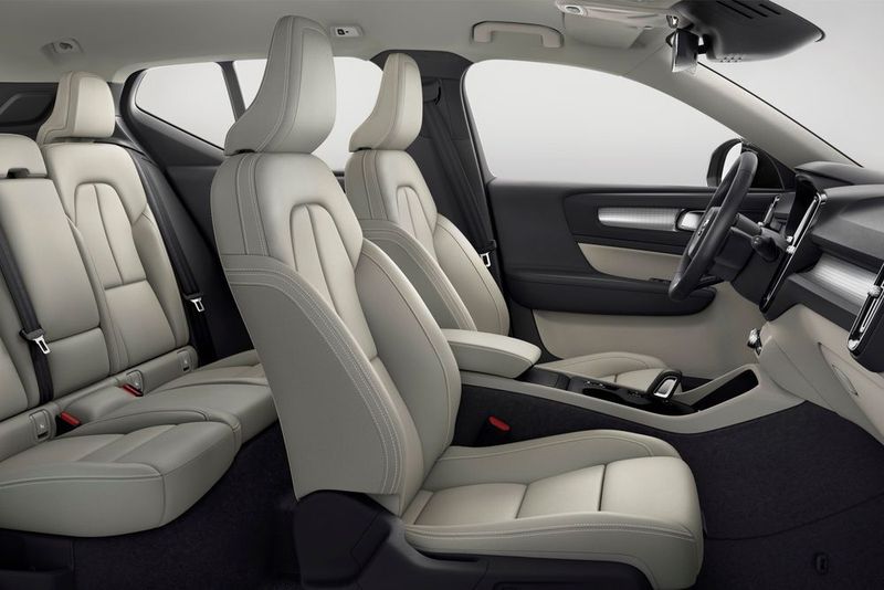 Mit weißem Leder wirkt der Innenraum des neuen XC40 skandinavisch kühl. (Volvo)