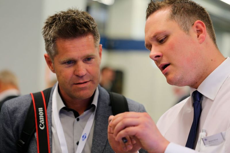 Besucher und Mapal-Entwicklungsexperten an den Fachpressetagen (Matthias Böhm)