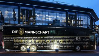 „Ohne euch wäre es nur ein Bus“ (zum Vergrößern bitte klicken) (Bild: Daimler)