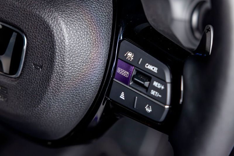 Sogar ein Abstandstempomat bietet der Super-N. Die Bedienknöpfe dafür befinden sich direkt neben dem Boost-Knopf. (Bild: Honda)