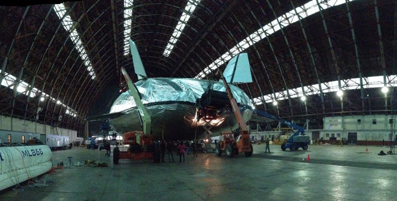 Der Prototyp des Pelican-Luftschiffs im Hangar ( Aeros Worldwide)