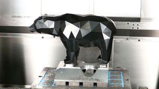 „Ben the Bear“ wird auf einem 5-Achs-Bearbeitungszentrum C 42 aus einem schwarzen POM-Block aus dem Vollen gefräst. (Sonnenberg)