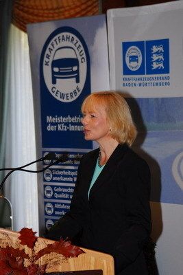 ZDK-Geschäftsführerin Antje Woltermann dankte Peter Flemming im Namen von ZDK-Präsident Robert Rademacher für seine Arbeit im Deutschen Kfz-Gewerbe. (Archiv: Vogel Business Media)