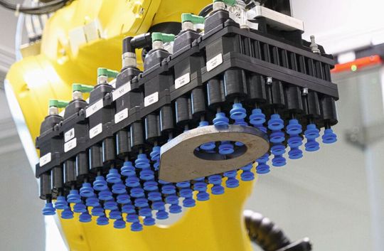 Mit dem Solution Kit Ivos Sheet Metal sollen Anlagenbetreiber mithilfe von künstlicher Intelligenz Bin-Picking-Anwendungen aufbauen.(Bild:  Schmalz)