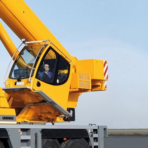 Die Herstellung großvolumiger Formteile, zum Beispiel der Kabinentür eines Mobilkrans, wird durch thermisches Spritzen effizienter.