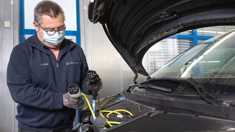 Die elektrische Ladeinfrastruktur im Kfz-Betrieb ist eines der Themen der Webinarreihe.