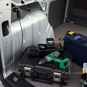 Im Plug-in-Connect lassen sich Elektrogeräte an einer 230-Volt-Steckdose betreiben.(Bild:  Ford)