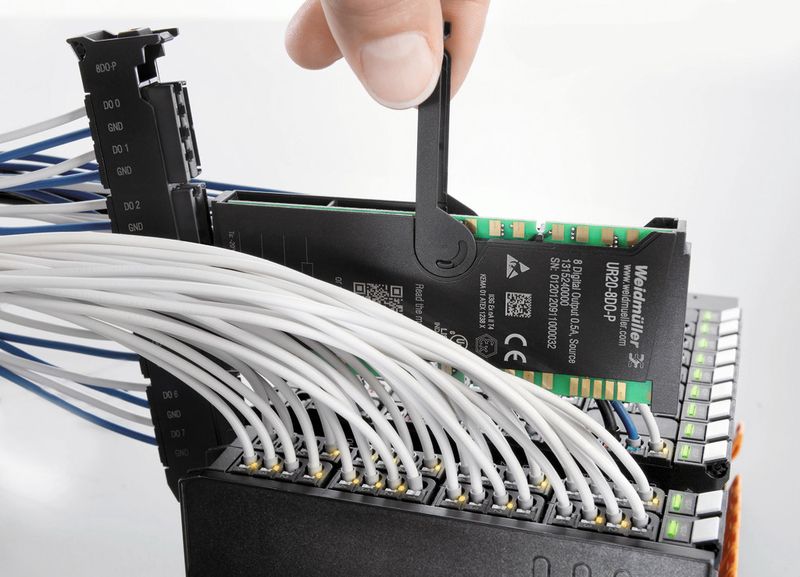 Mit der hot-plug Funktion läuft der Betrieb einfach weiter. Denn dank feststehender Modulbasis lässt sich die Elektronik wechseln, ohne die Kommunikationsanbindung oder die Versorgungsspannung unterbrechen zu müssen. (Weidmüller)
