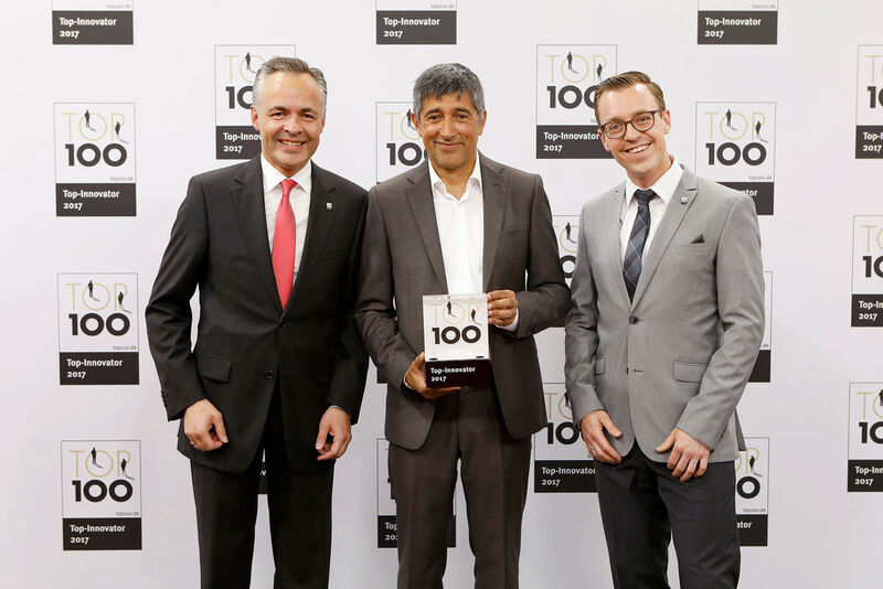 Strahlende Gesichter bei der Preisverleihung des Top 100 Awards in Essen. Stolz nimmt Entwicklungsleiter Christian Höhler (links) die begehrte Trophäe von Ranga Yogeshwar (Mitte) entgegen. (Werma)