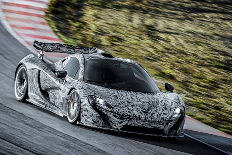 Der McLaren P1 wird von einem V8-Twinturbo mit 542 kW und einem Elektromotor mit 132 kW angetrieben, die ein Gesamtdrehmoment von 900 Nm liefern (McLaren)