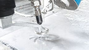 Wasserstrahlschneiden mit Abrasivmittel. (Knuth)