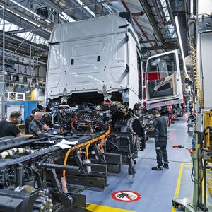 Der elektrisch angetriebene Fernverkehrs-Lkw fährt mit einer Akkuladung und 40 Tonnen Ladung rund 500 Kilometer.(Bild:  Daimler Truck)