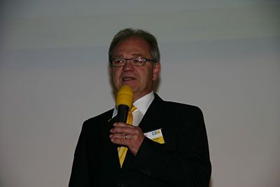 Manfred Weber, Key Account Manager bei Fanuc GE CNC erläutert die Fanuc-CNC-Produktlinie und die Werkstattprogrammierung mit Manual Guide i. (Archiv: Vogel Business Media)